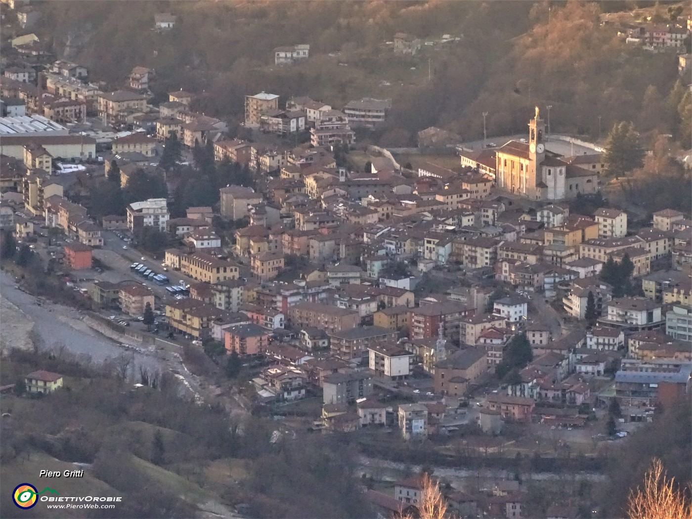 42 Zoom sul centro di Zogno, vedo casa mia.JPG